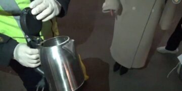 Наркотики в чайнике: таксист помог раскрыть преступление