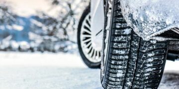 Пять способов подкачать колесо в дороге: советы и предупреждения