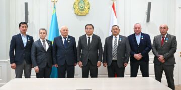 Аким Алматы Ерболат Досаев вручил почетные награды работникам энергетической отрасли