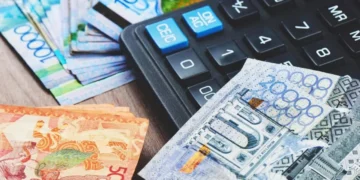 Кому повысят зарплаты в 2025 году в Казахстане