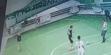 В Астане мужчину насмерть придавило футбольными воротами (Видео)