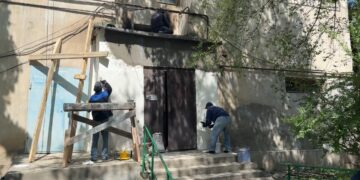 В Таразе военнослужащие отремонтировали фасад дома фронтовика