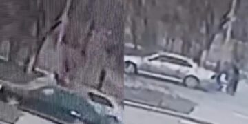 Женщину с маленьким ребенком сбили в Караганде