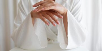 Клубничное молоко: идеальный цвет для весеннего маникюра