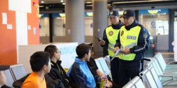 Кастет обнаружили у подростков в аэропорту Алматы