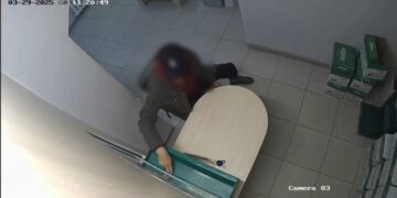 Грабитель попал на видеокамеру ломбарда в Уральске