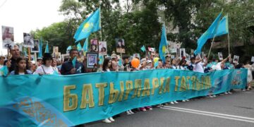 Музыка, транспаранты и тысячи казахстанских флажков: как Алматы встретил День Победы