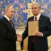 Владимир Путин вручил Касым-Жомарту Токаеву наградной лист на Героя Советского Союза для его отца