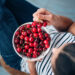 Кому нельзя есть много черешни и клубники: советы врача