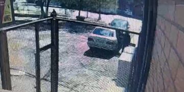 Камера зафиксировала кражу из авто в столице