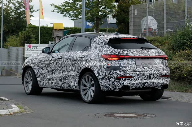 Задняя часть Audi RS Q5 Sportback с овальными патрубками выхлопа