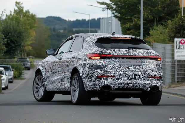 Замаскированный Audi RS Q5 Sportback на дороге