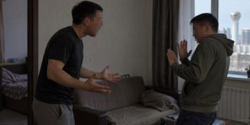 Мужчины во время конфликта в квартире — иллюстративное изображение