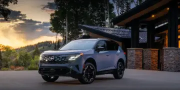Nissan Rogue Hybrid e-POWER — вид спереди в три четверти