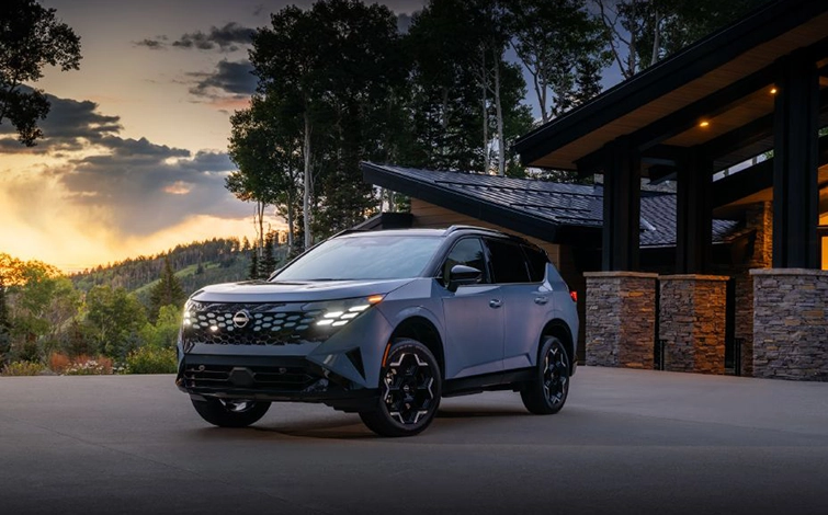 Nissan Rogue Hybrid e-POWER — вид спереди в три четверти